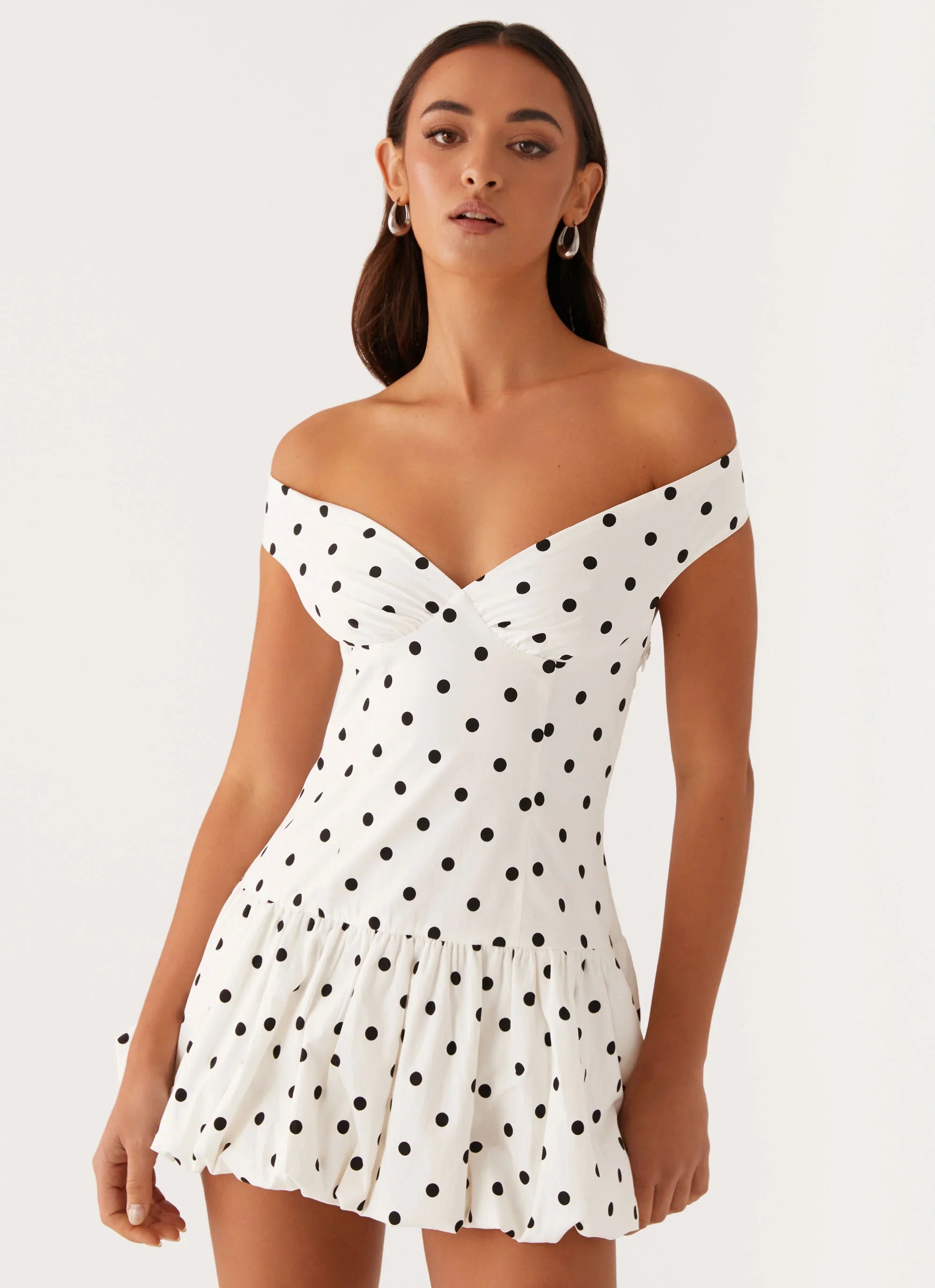 Mini-robe à épaules dénudées « Endless Romance » - à pois blancs