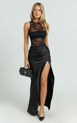 Robe longue Reeves - Robe en satin ajustée noire avec dentelle contrastante et col montant