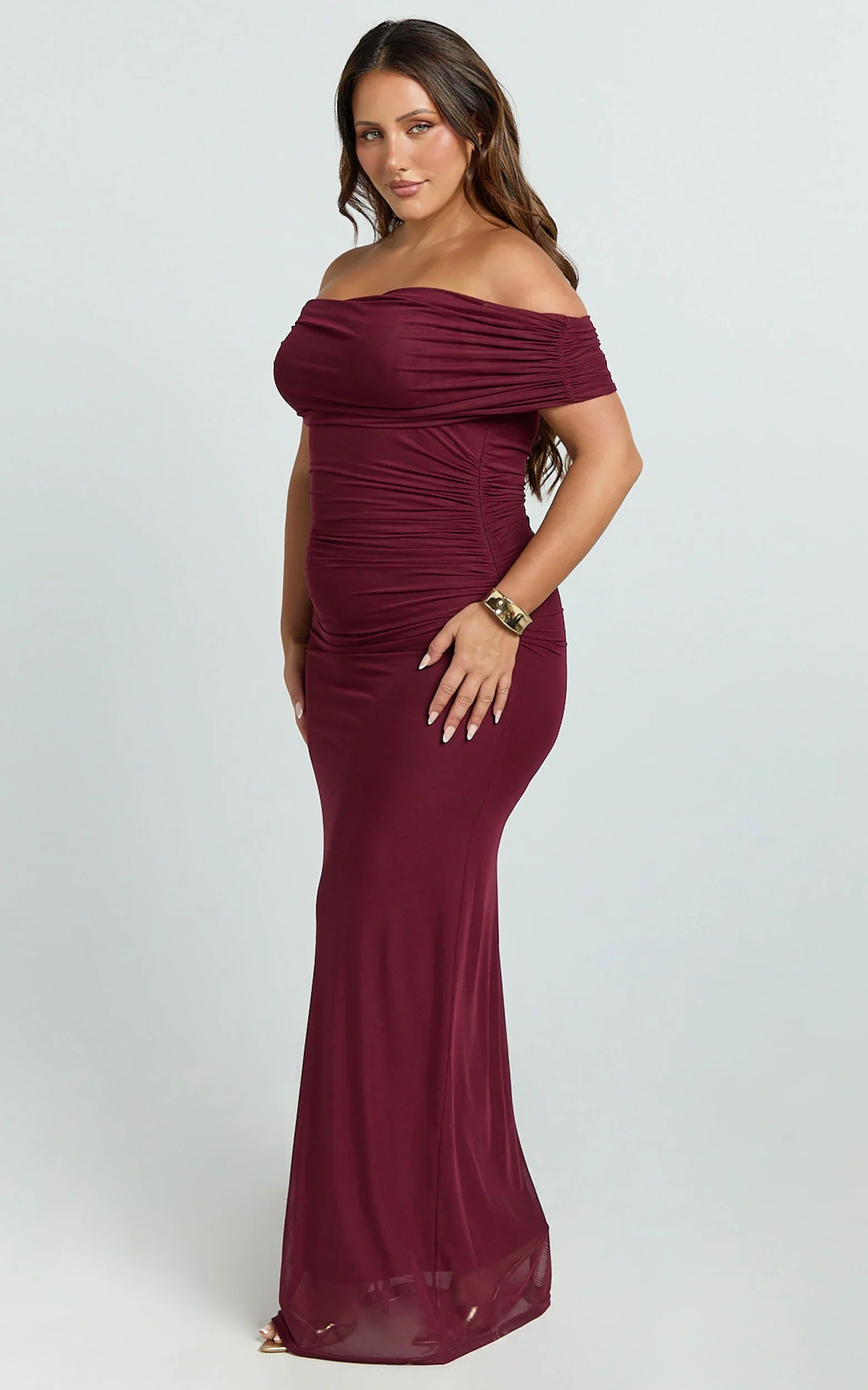 Robe longue Caterina – Robe en maille froncée à épaules dénudées couleur lie de vin
