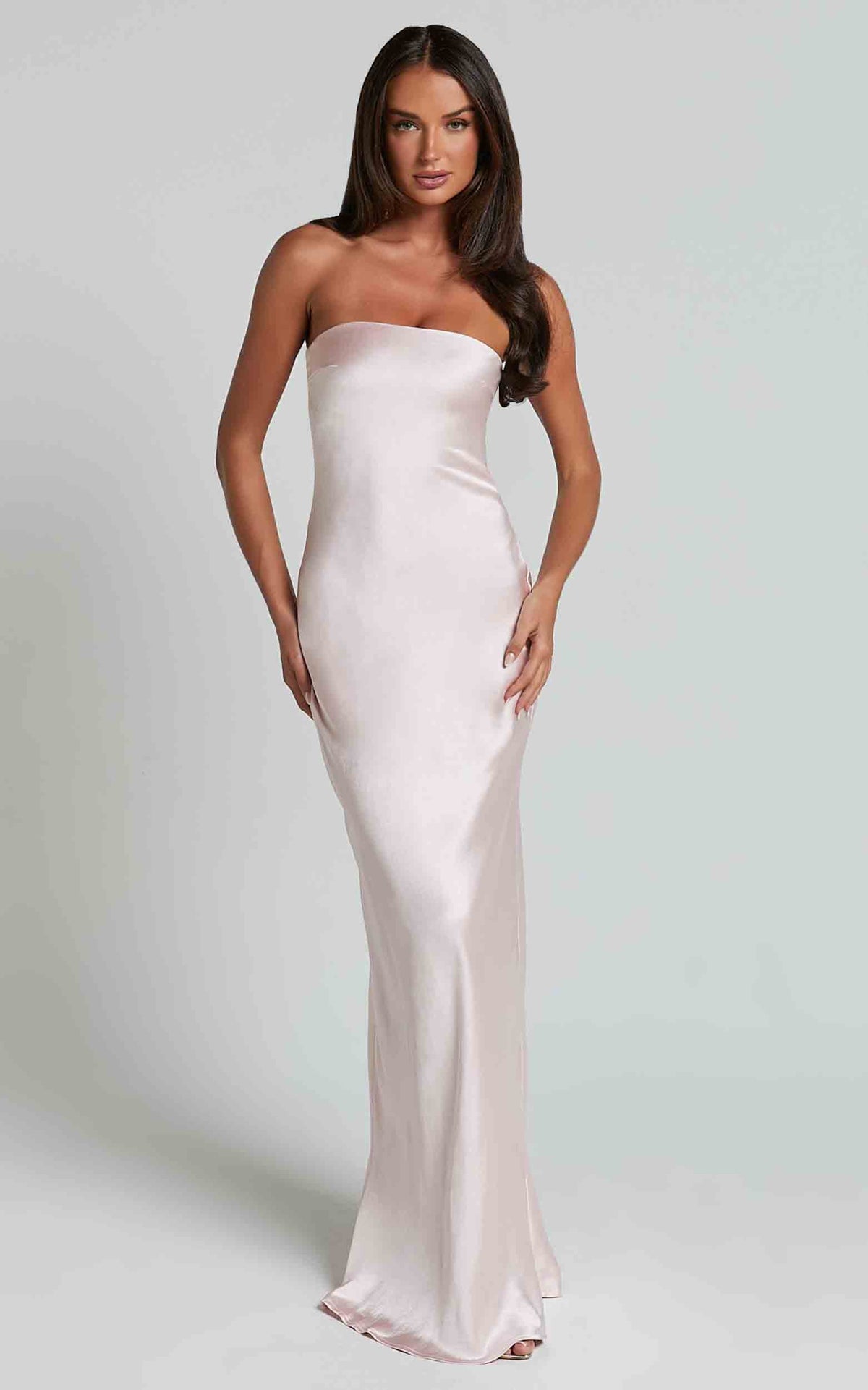Robe longue Charlita - Robe en satin dos nu à col bénitier, rose pâle