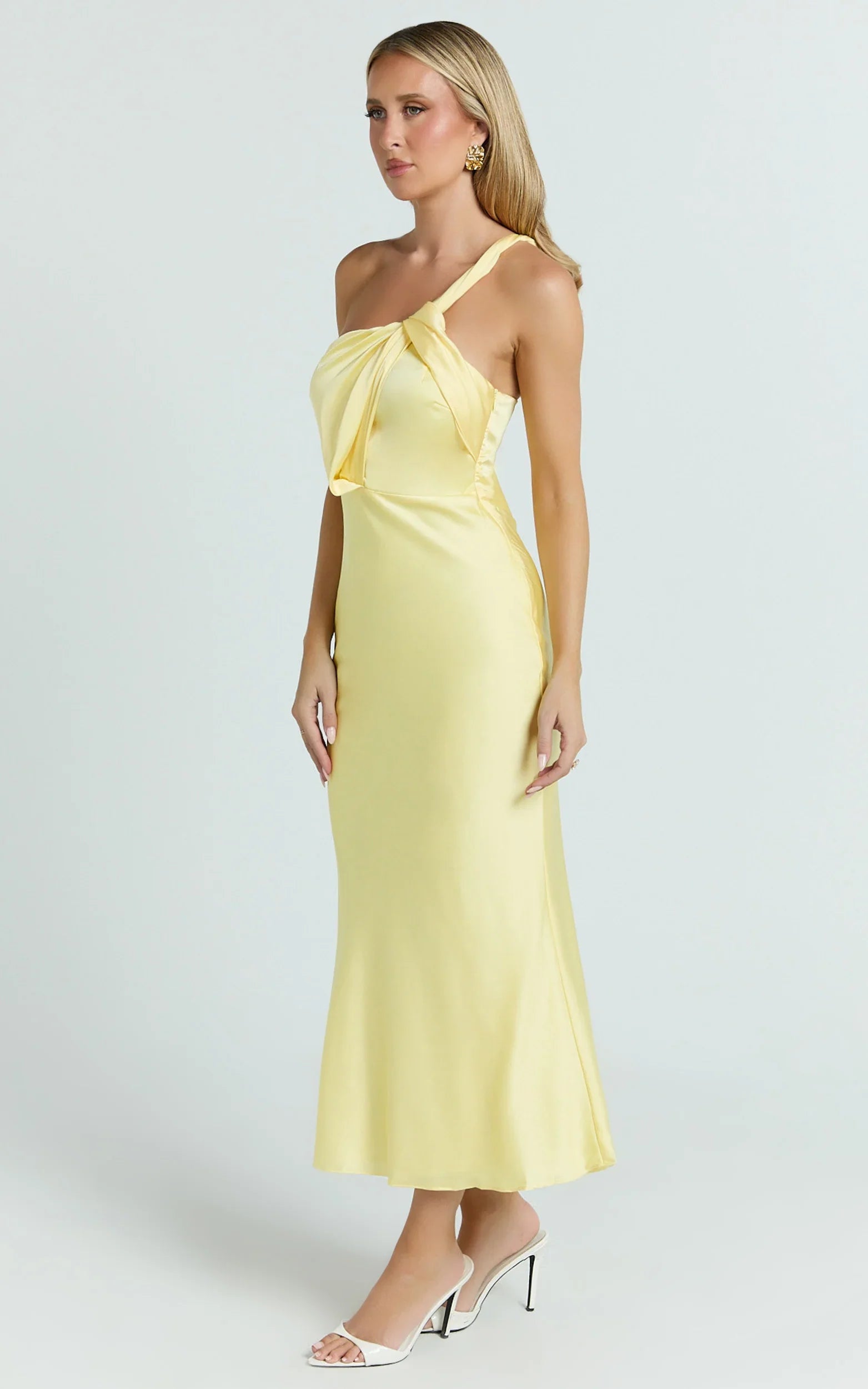 Robe midi Carmella – Robe asymétrique à torsion jaune beurre