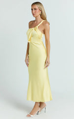 Robe midi Carmella – Robe asymétrique à torsion jaune beurre