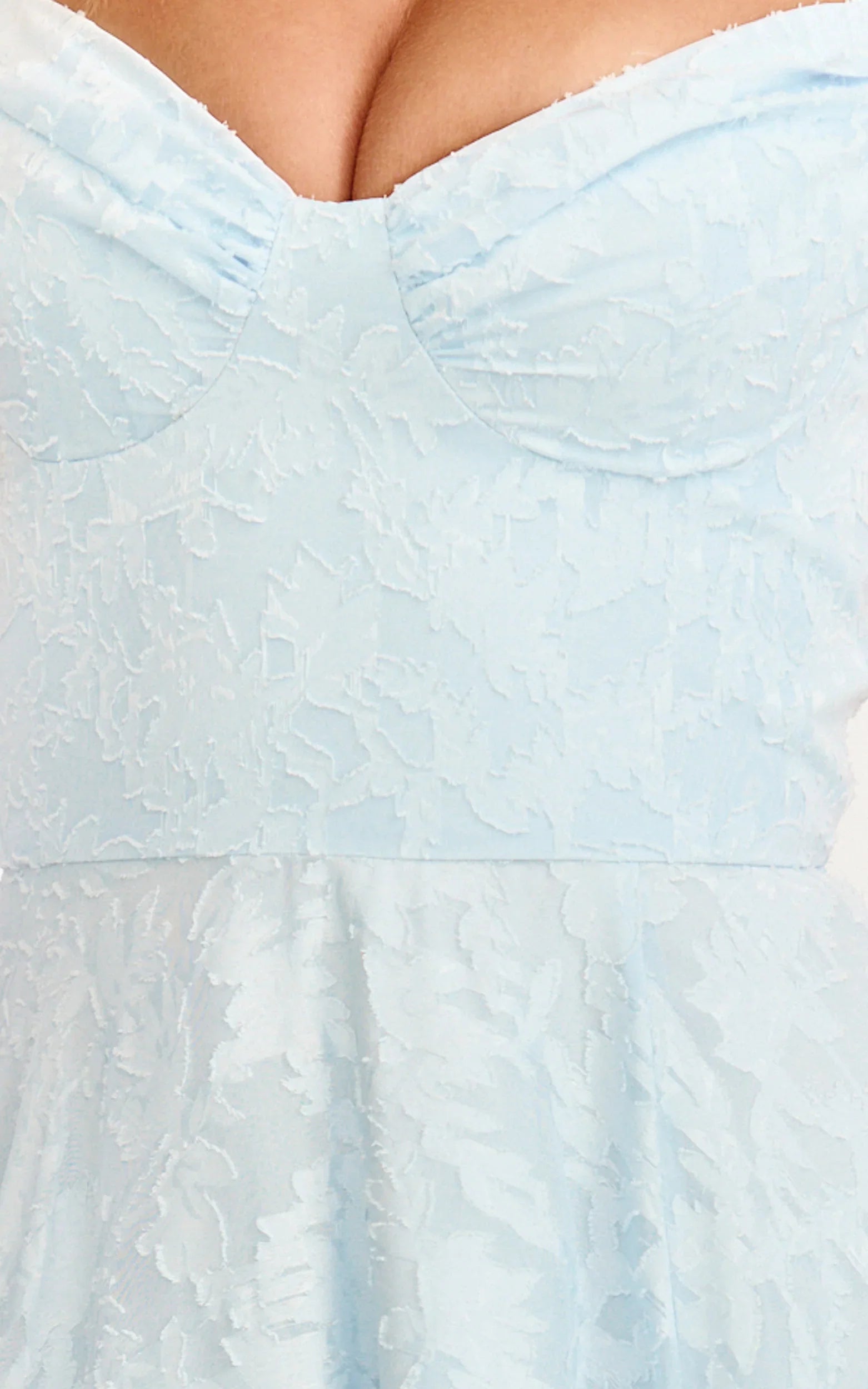 Robe longue Rachel - Robe fendue devant en jacquard, col cœur, coloris bleu glacier