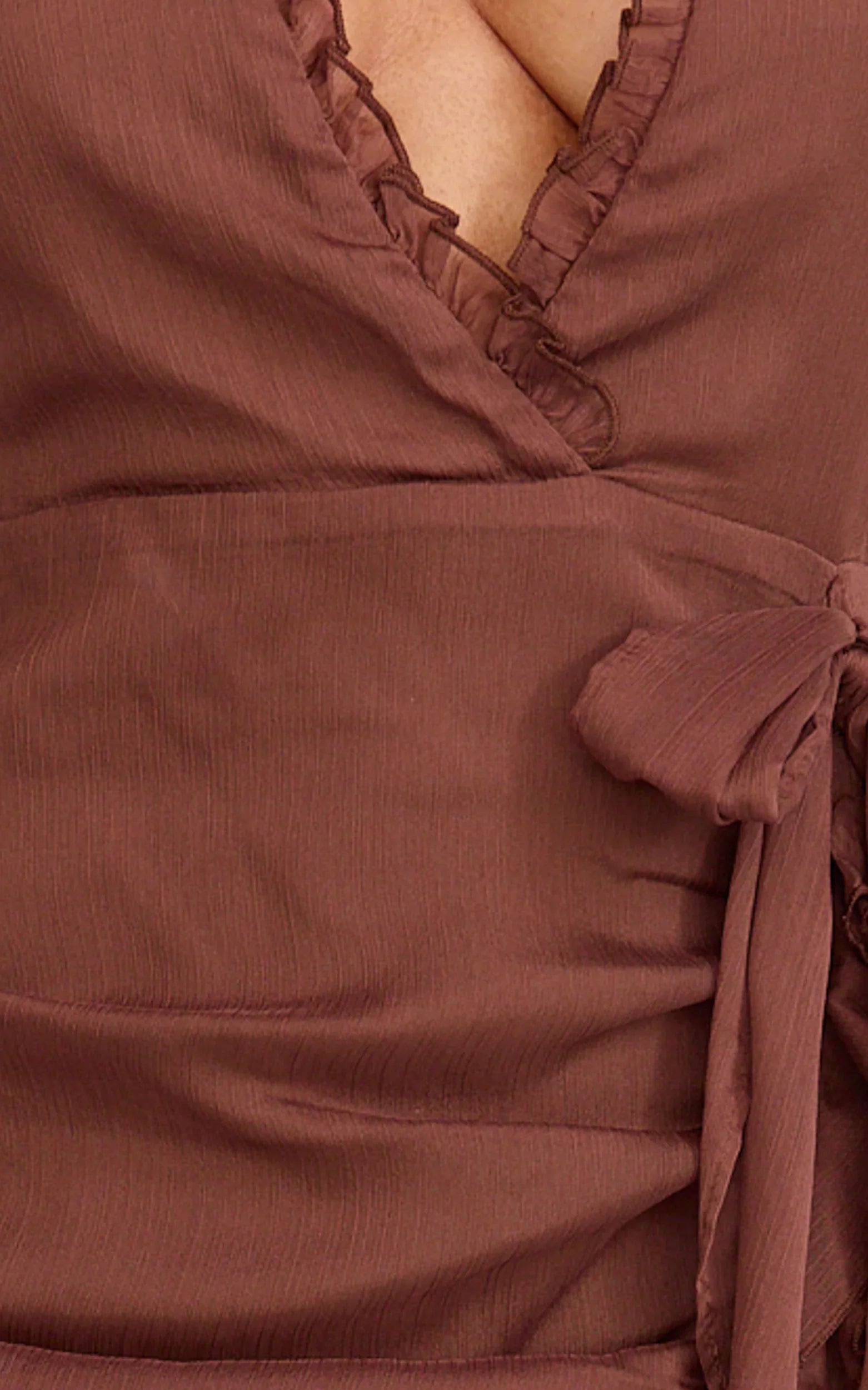 Robe longue Eleonor - Robe à volants étagés, décolleté plongeant, dos nu et fente avant, couleur chocolat