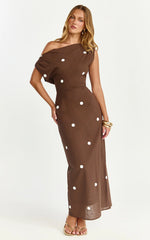 Robe longue Cia - Robe en lin à pois avec épaules dénudées couleur chocolat