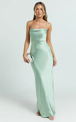 Robe longue Hanna – Robe dos nu en satin à col bénitier couleur sauge