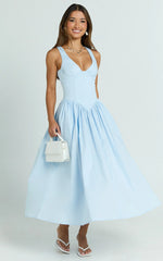 Robe mi-longue Beckett - Robe col rond, taille basse en V, jupe froncée bleue