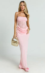 Robe longue Rania - Robe longue en dentelle contrastante avec bustier, jupe évasée et taille basse, coloris rose