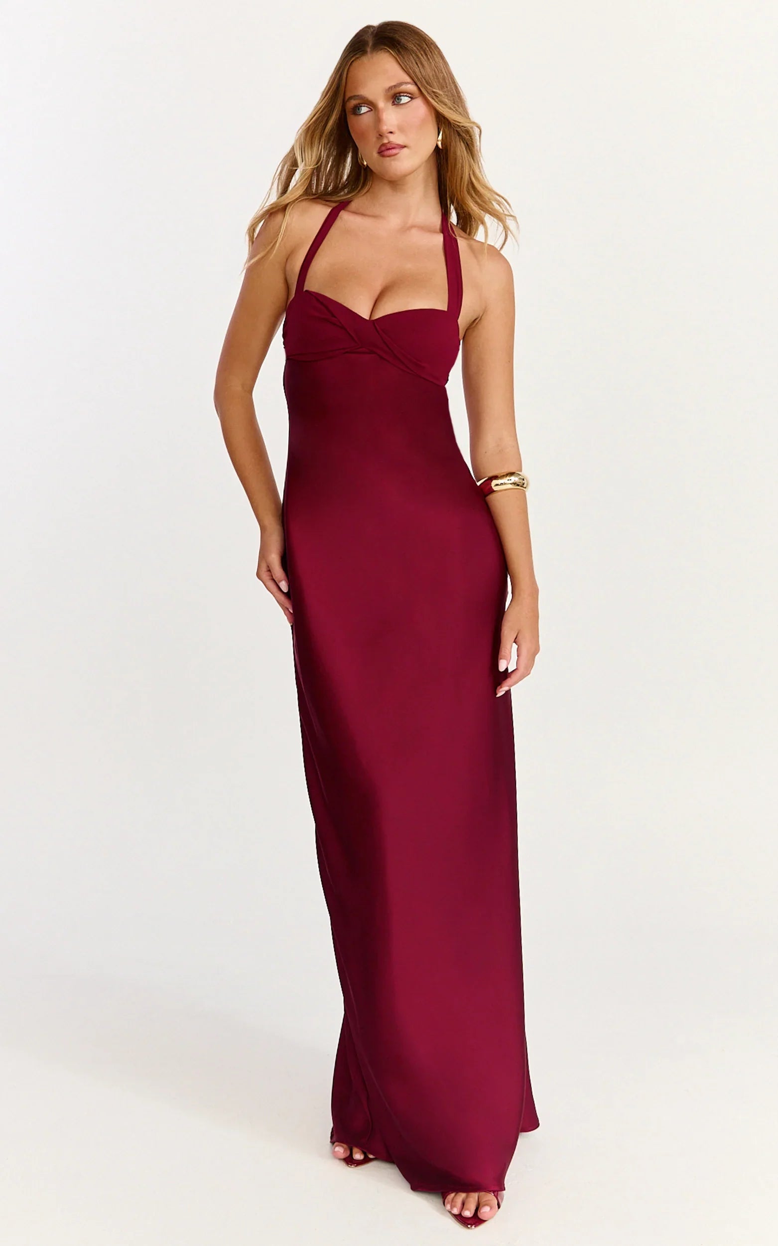 Robe longue Flynn – Robe en satin à col bénitier et encolure cœur, couleur lie-de-vin