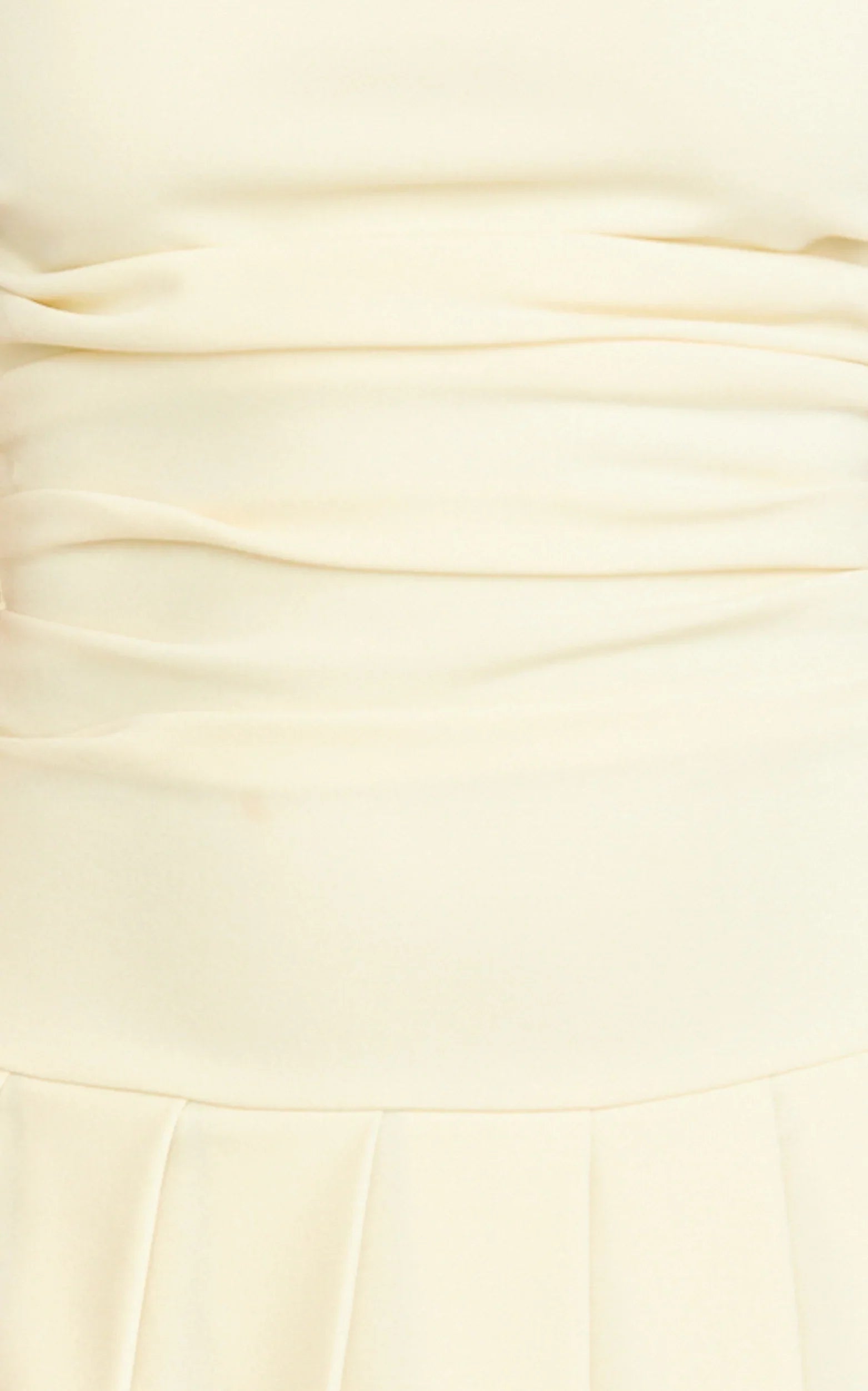 Mini-robe Daisy - Robe plissée froncée aux épaules dénudées couleur crème