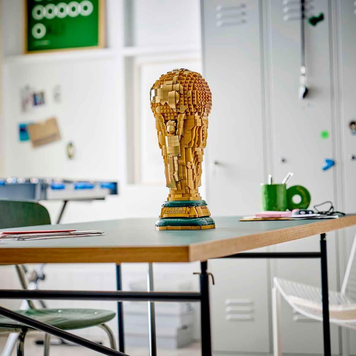Editions Sports Official FIFA World Cup Trophy - 3D DIY Model with Collectible Minifigure - Football Gift for Boys & Girls Ages 12 and Over and Adult Fans
