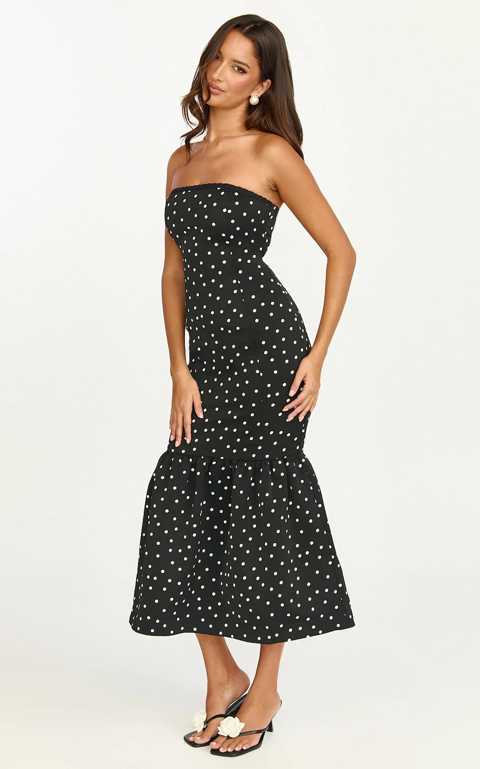 Robe midi Seraphina - Robe à pois bustier, en dentelle, avec col froncé et jupe sirène, coloris pois noirs