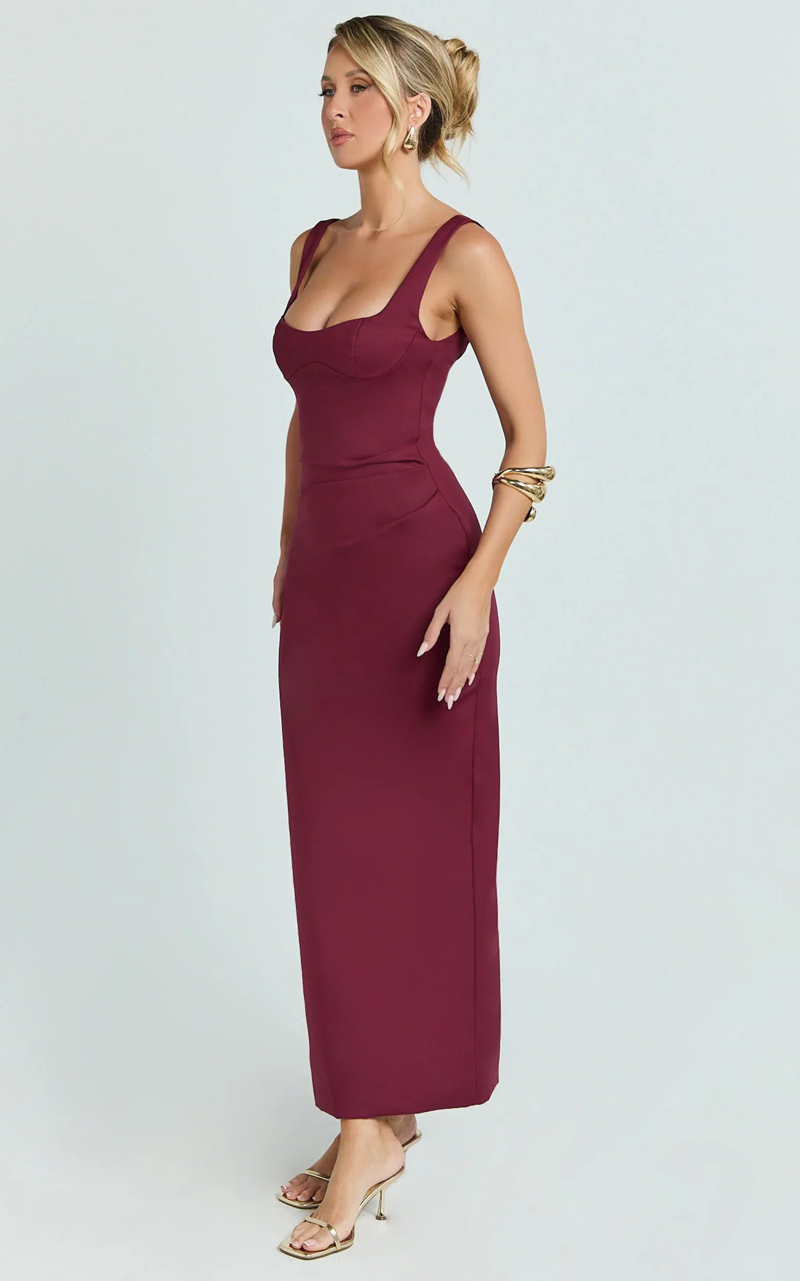 Robe midi Benita - Robe moulante froncée à col dégagé couleur lie de vin