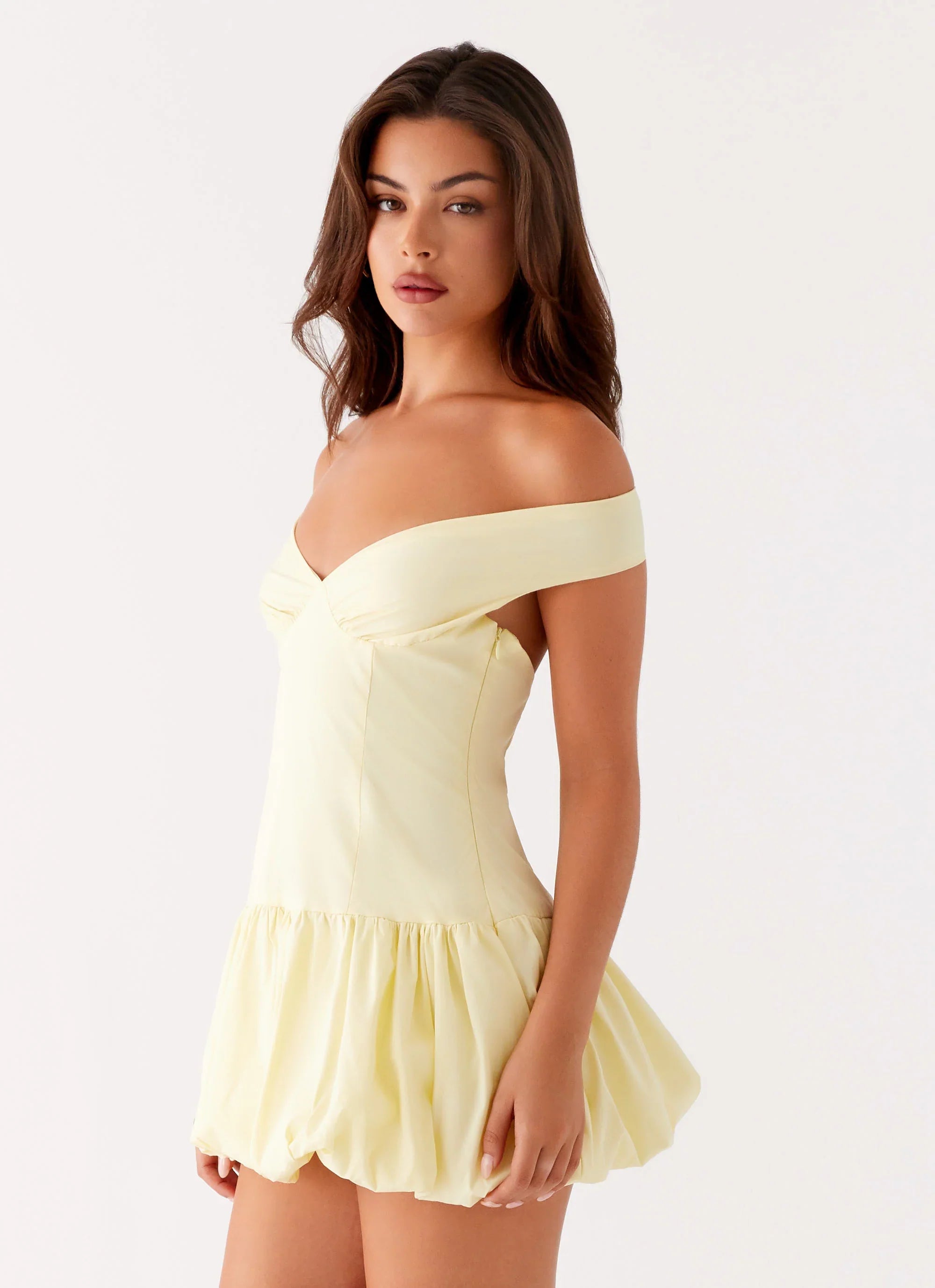 Mini-robe épaules dénudées "Romance sans fin" - Jaune