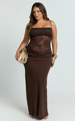 Robe longue Rania - Robe longue avec corsage en dentelle contrastante, encolure bénitier et taille basse, coloris chocolat