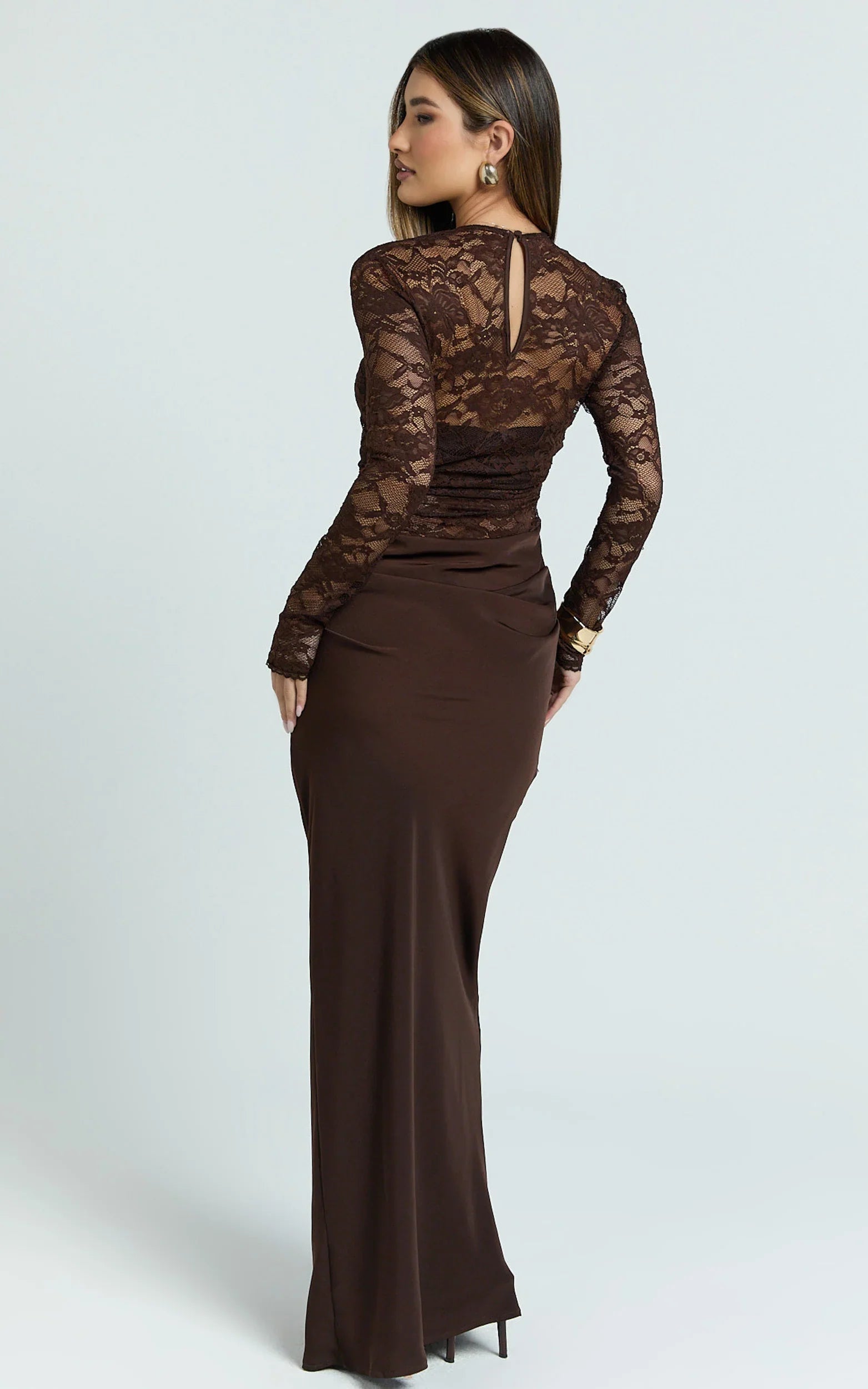 Robe longue Crisanta - Robe moulante à manches longues en dentelle contrastante couleur chocolat