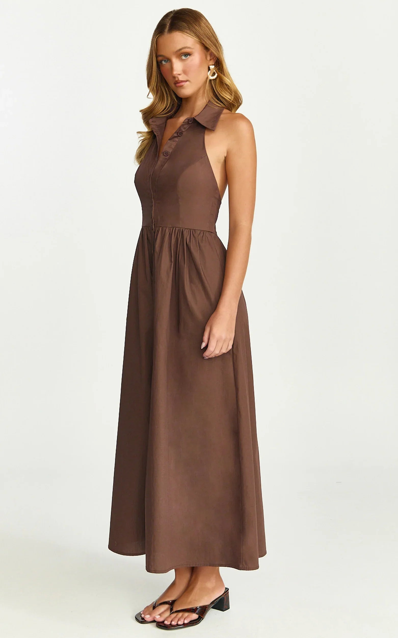 Robe midi Ruby - Robe évasée à col, boutonnée, taille froncée en chocolat noir