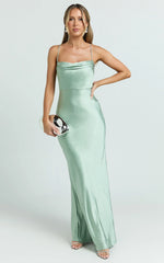 Robe longue Hanna – Robe dos nu en satin à col bénitier couleur sauge