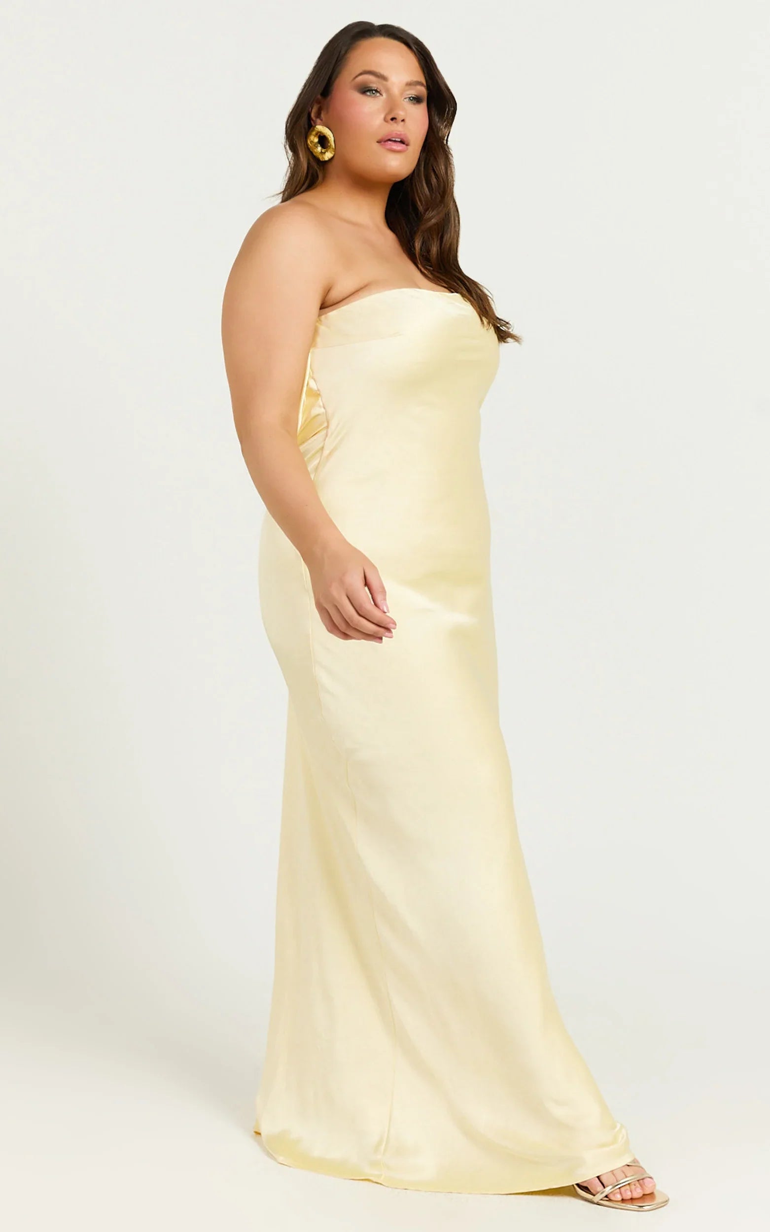 Robe longue Charlita - Robe en satin dos nu à col bénitier en jaune beurre