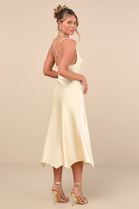 Robe midi Evette en satin jaune pâle, col bénitier, ourlet asymétrique à volants