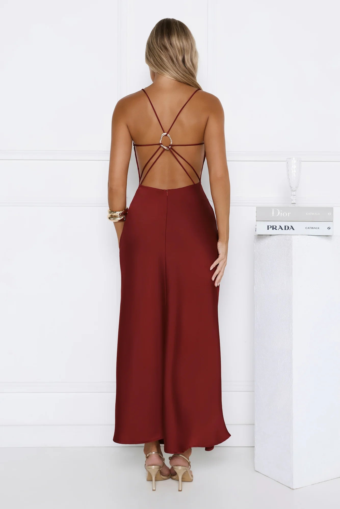 Robe midi satinée bordeaux sensuelle à dos croisé