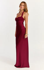 Robe longue Flynn – Robe en satin à col bénitier et encolure cœur, couleur lie-de-vin