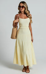 Robe midi Donissa - Robe en maille à panneaux jaune beurre