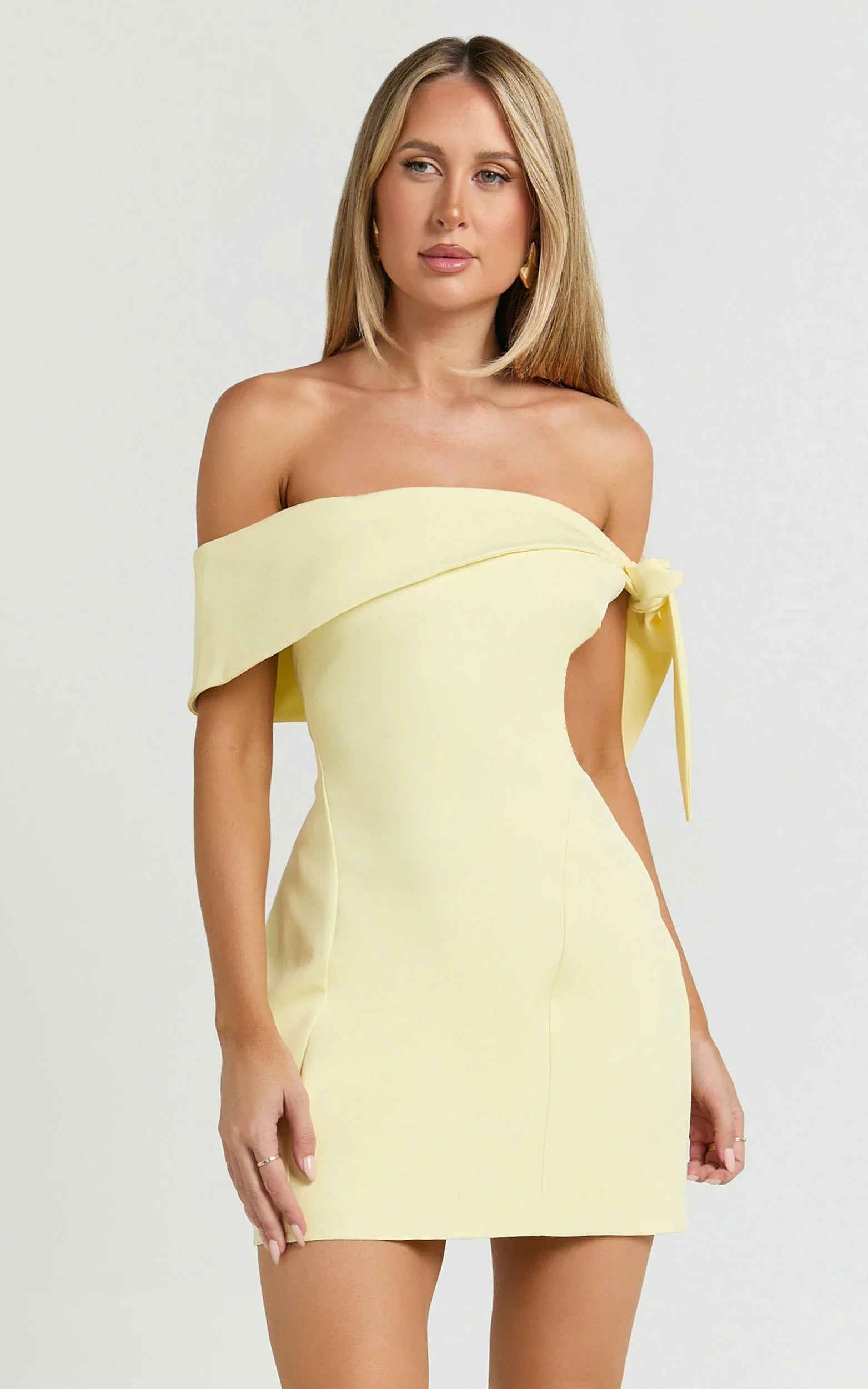 Robe courte Cecilia – Robe à épaules dénudées avec lien de serrage, couleur citron