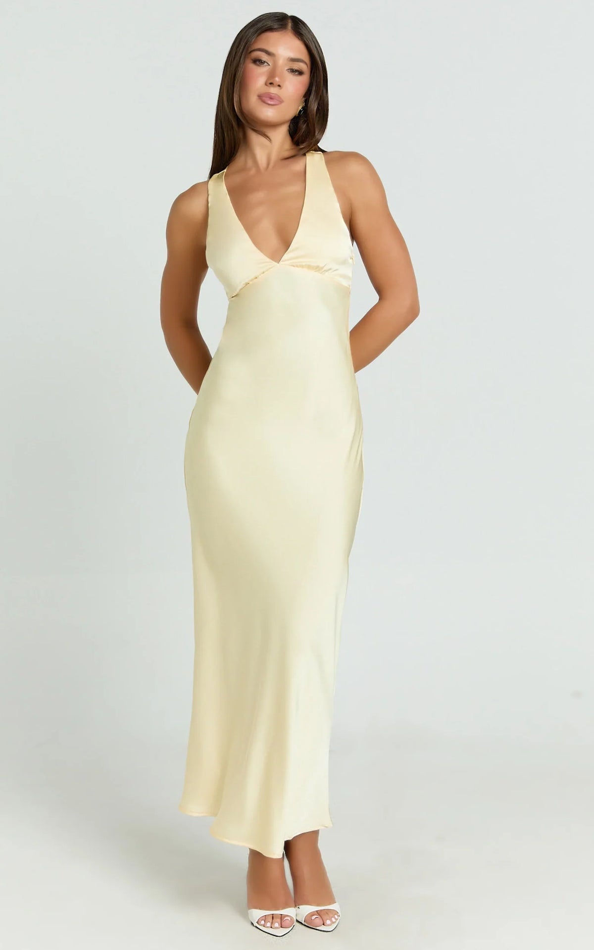Robe midi Khalani - Robe nuisette en satin à décolleté en V profond, coloris jaune beurre