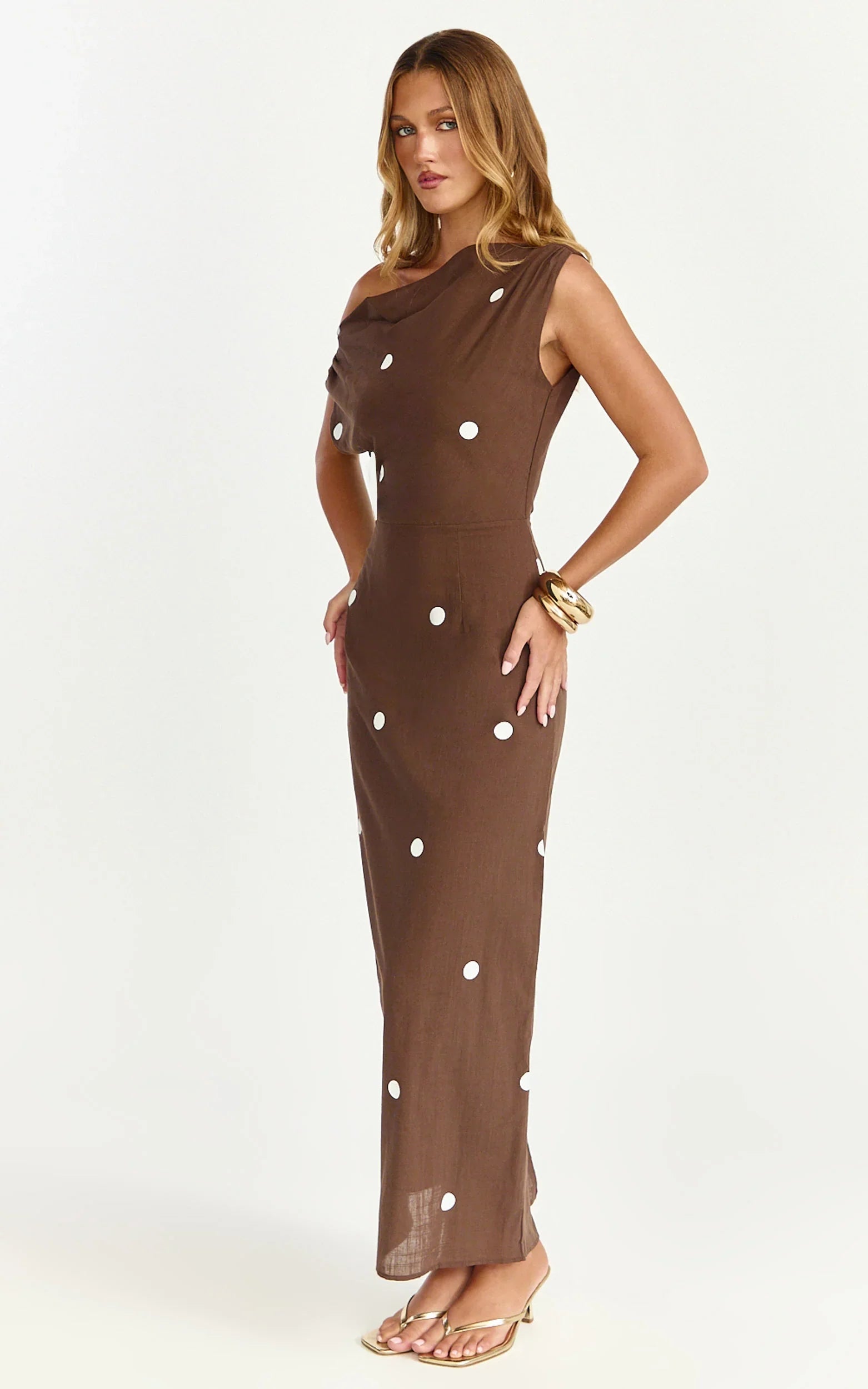 Robe longue Cia - Robe en lin à pois avec épaules dénudées couleur chocolat