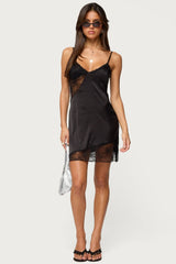 Mini-robe asymétrique effet satin lacé