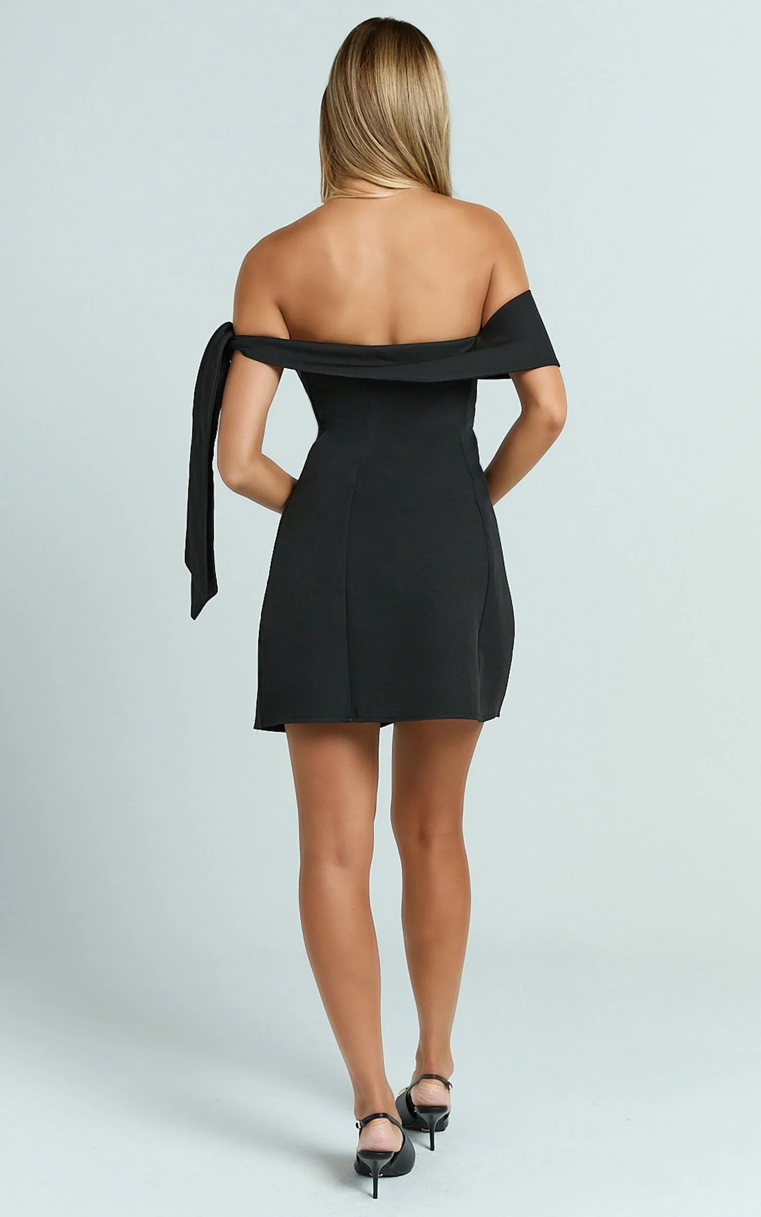Robe Courte Cecilia - Robe noire à détails noués et épaules dénudées
