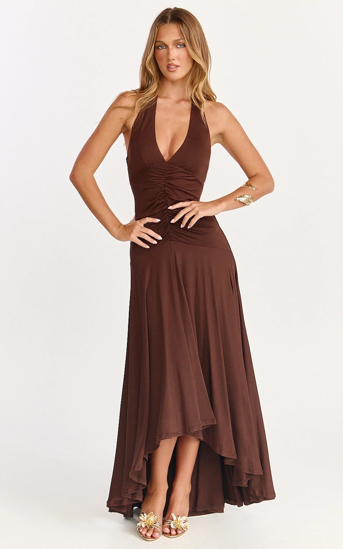 Robe longue Celeste - Robe à licou, corsage froncé et taille basse, couleur chocolat