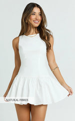 Robe Courte Izira - Robe Droite Ample à Col Bateau et Taille Basse Blanche