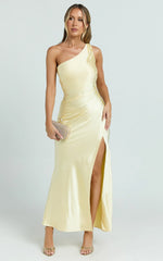 Robe longue Isla - Robe fendue asymétrique en satin à une épaule de couleur Citron