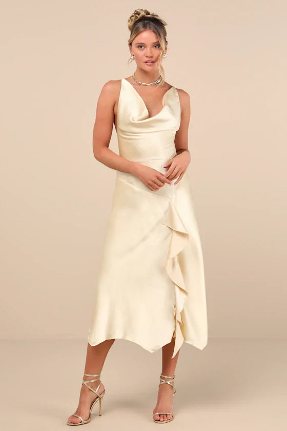 Robe midi Evette en satin jaune pâle, col bénitier, ourlet asymétrique à volants