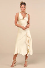 Robe midi Evette en satin jaune pâle, col bénitier, ourlet asymétrique à volants