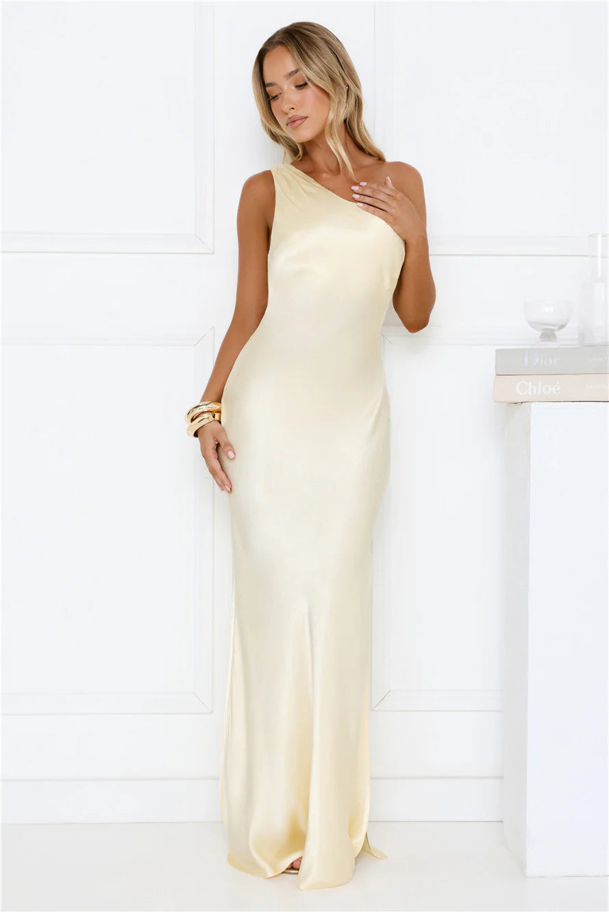 Robe longue en satin asymétrique jaune « Modern Day Love »