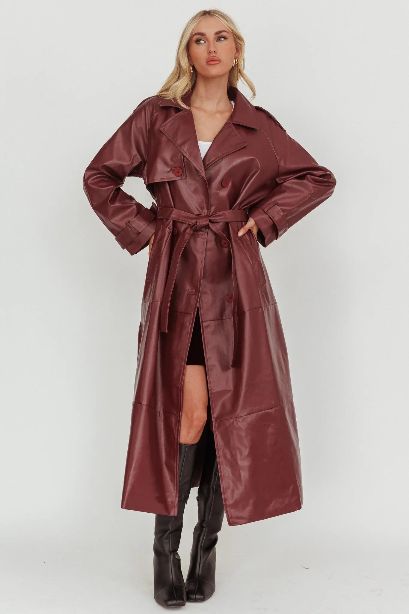 Trench-coat long en similicuir bordeaux
