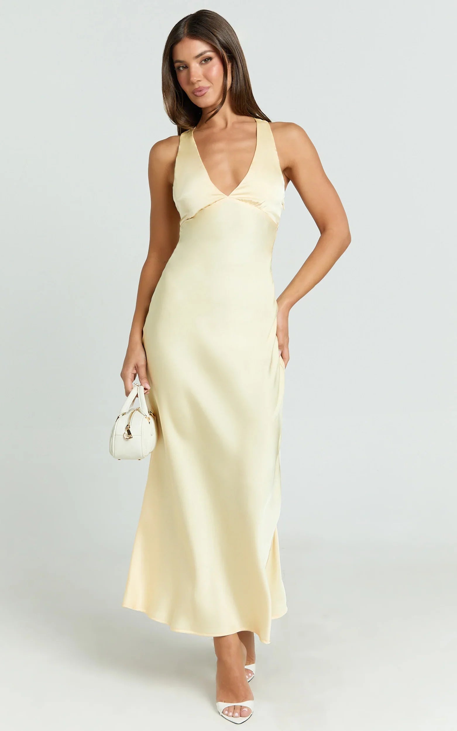 Robe midi Khalani - Robe nuisette en satin à décolleté en V profond, coloris jaune beurre