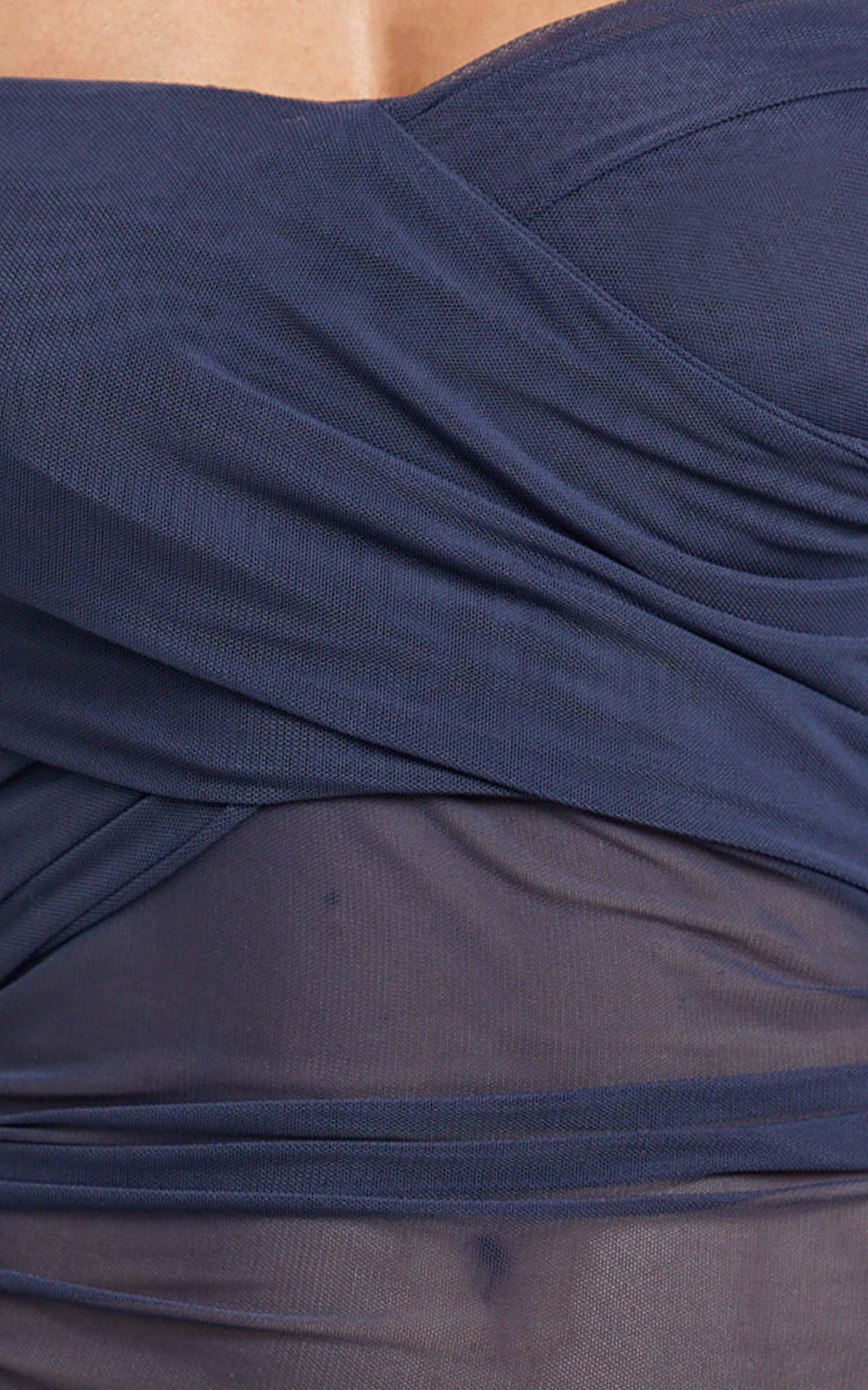 Mini-robe Jade - Robe drapée asymétrique à manches longues et épaules dénudées, couleur encre