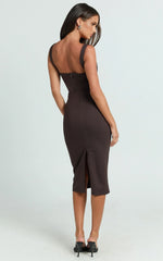 Robe Tiffy Midi - Robe Fourreau Moulante à Col Carré et Frons en Chocolat