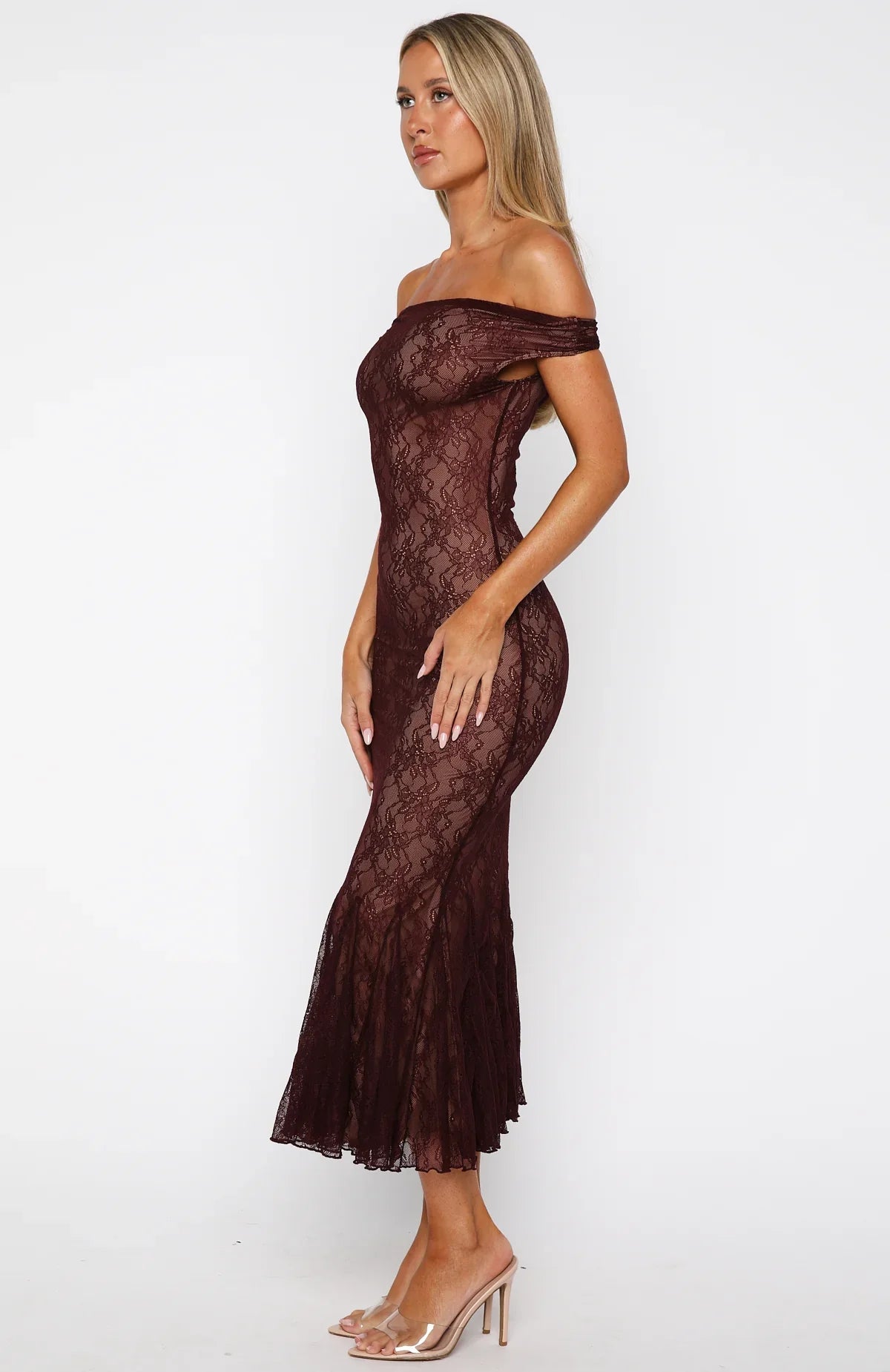 Robe longue en dentelle à épaules dénudées "Defied The Odds" couleur lie de vin