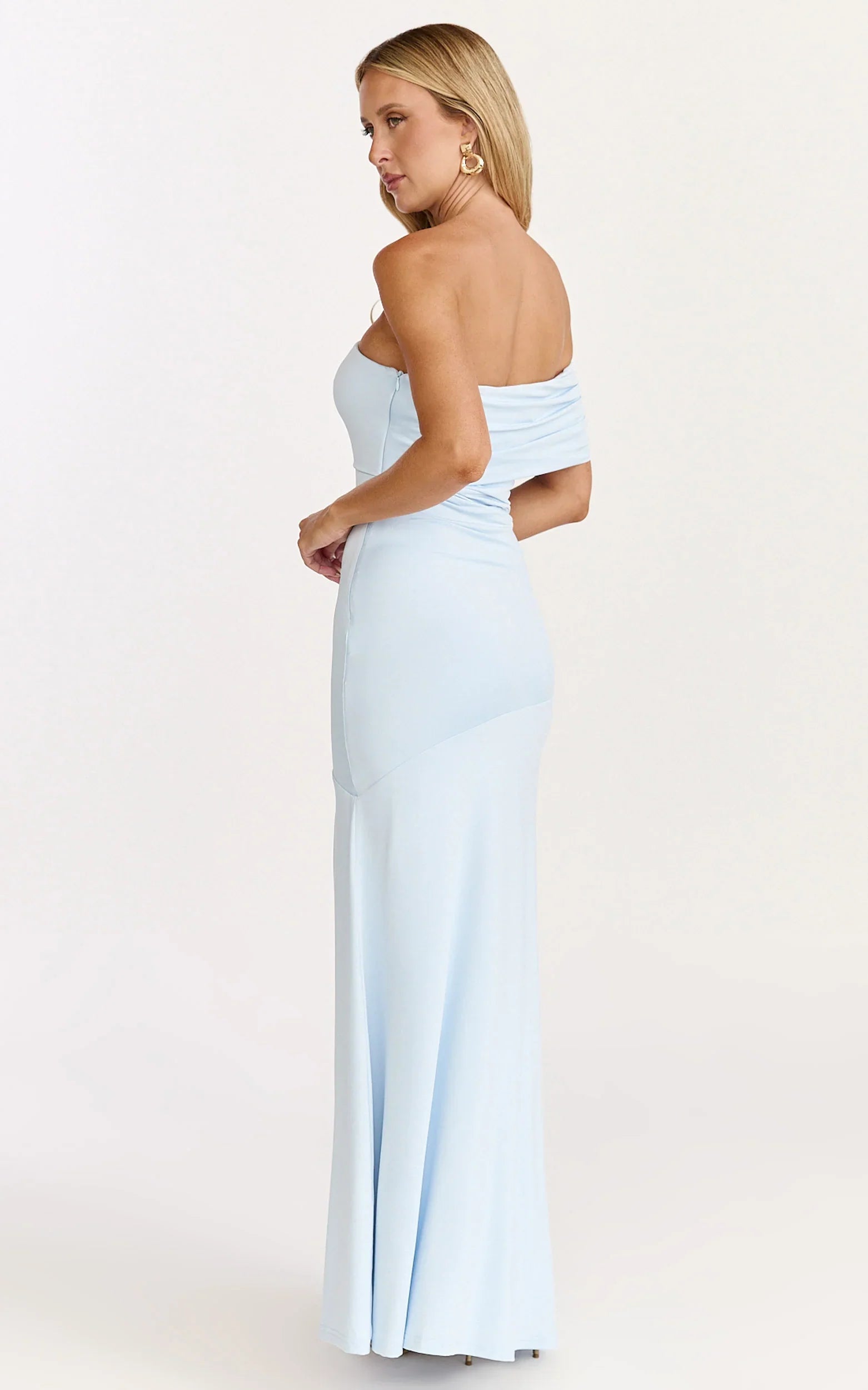 Robe longue Opal - Robe évasée à épaules dénudées et corsage froncé de couleur bleue