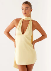 Mini robe licou en satin Alicia - Jaune pastel