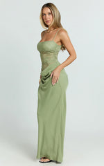 Robe longue Rania – Robe longue à taille basse et jupe biaisée à bustier en dentelle contrastante, coloris sauge