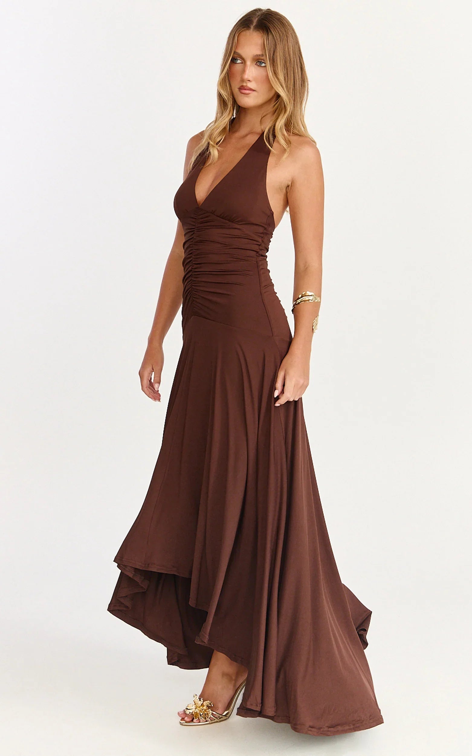 Robe longue Celeste - Robe à licou, corsage froncé et taille basse, couleur chocolat
