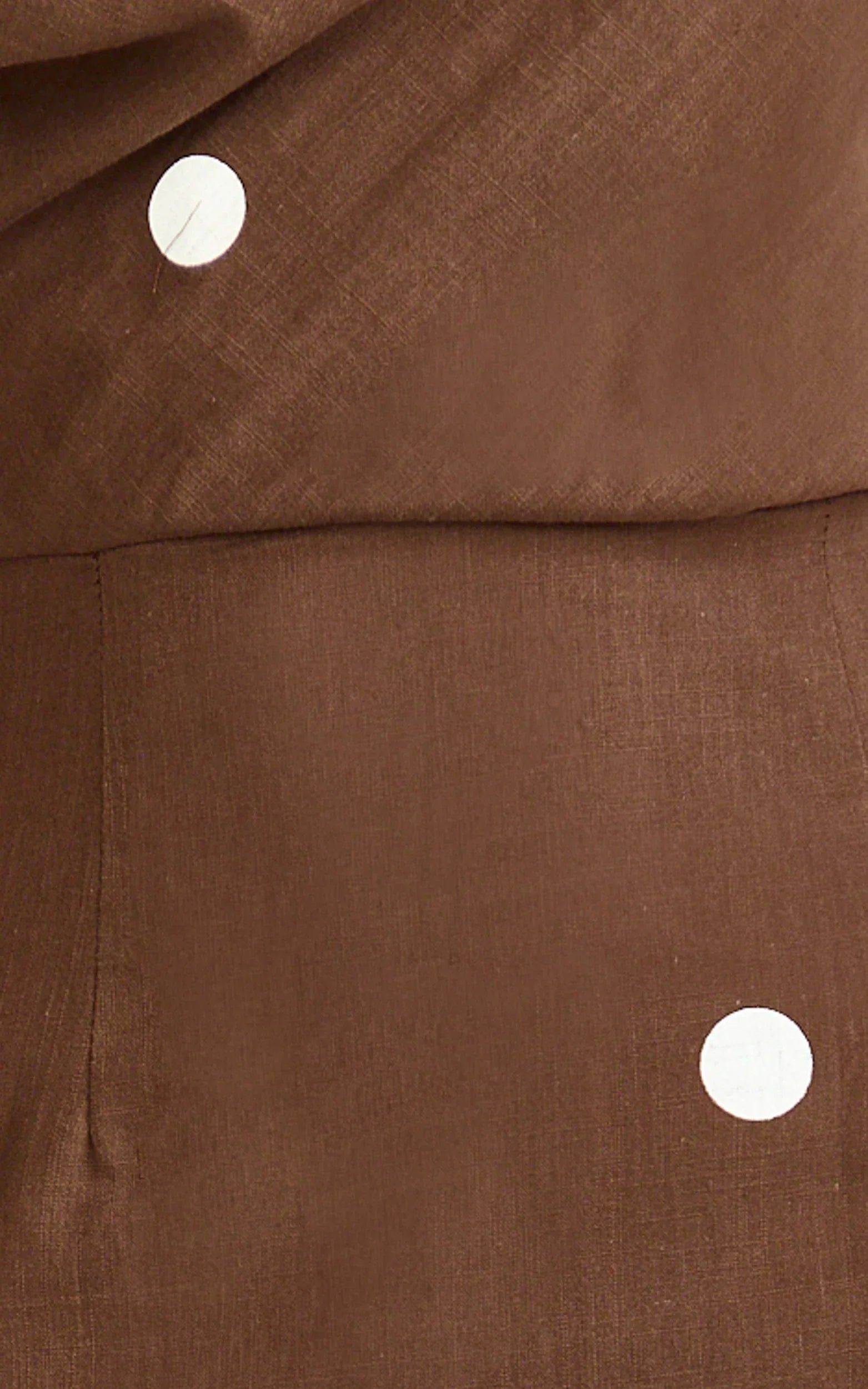Robe longue Cia - Robe en lin à pois avec épaules dénudées couleur chocolat
