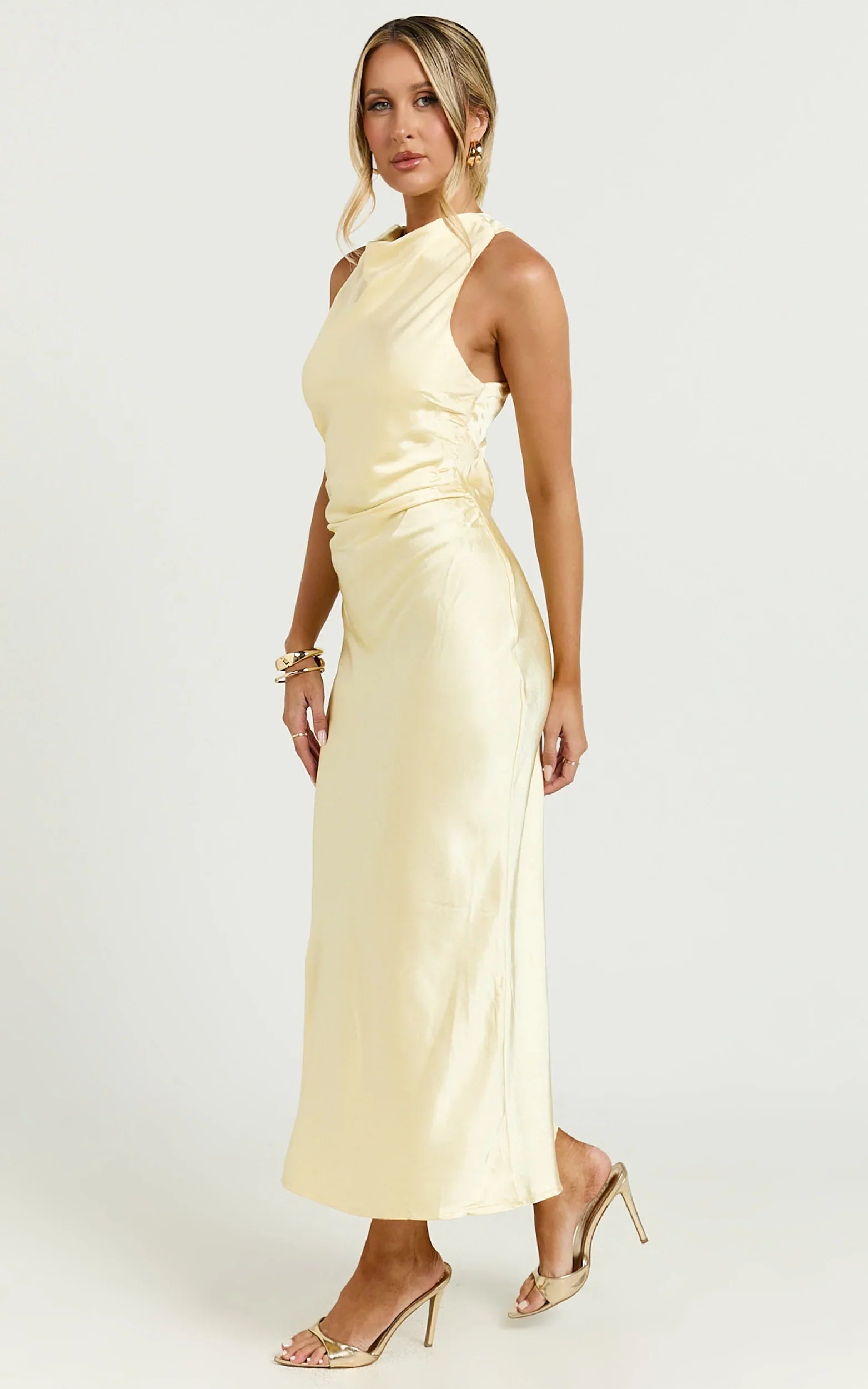 Robe midi Aluna - Robe nuisette en satin à col montant et dos croisé, couleur citron