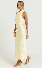 Robe midi Aluna - Robe nuisette en satin à col montant et dos croisé, couleur citron